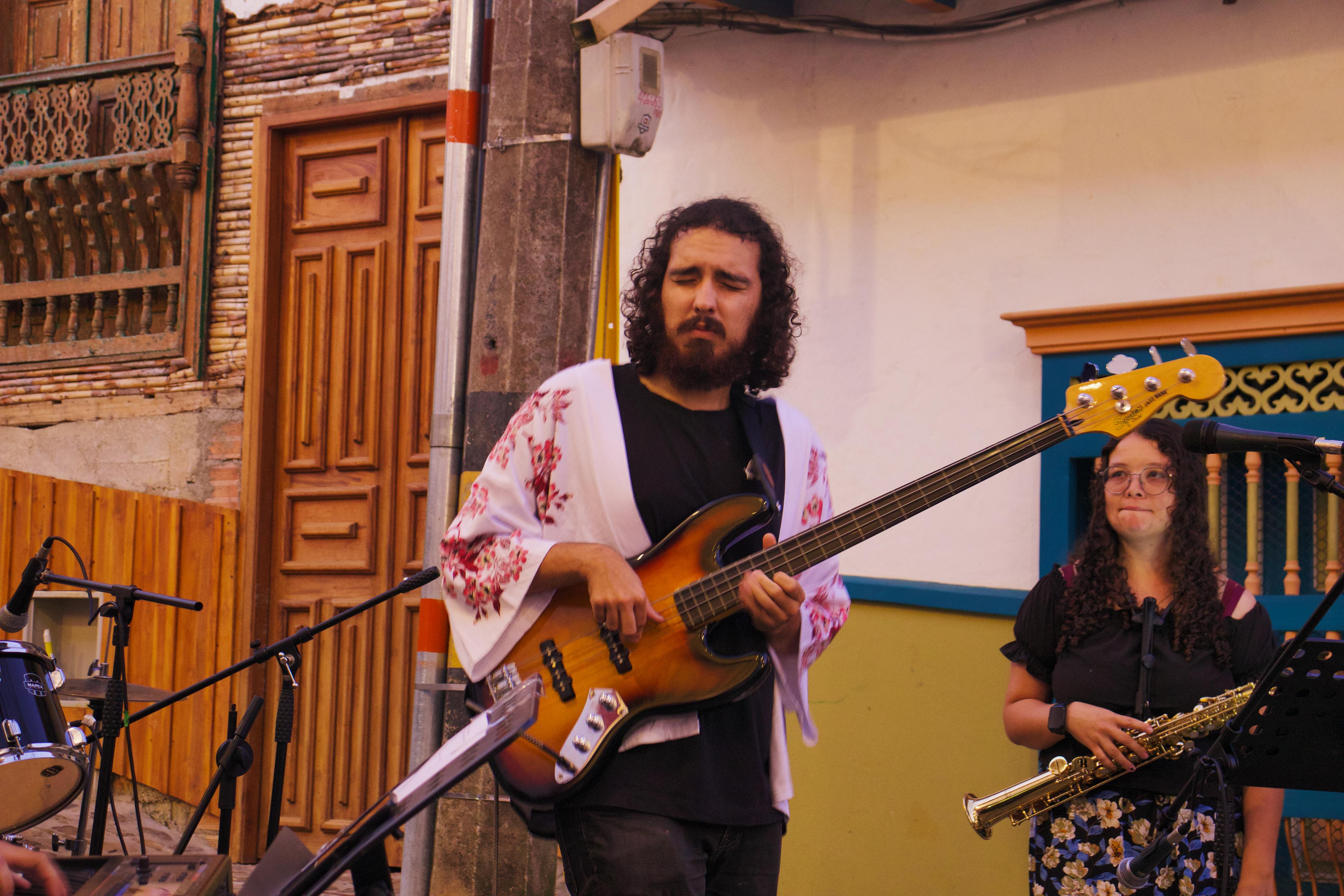 Sebastrail tocando guitarra en vivo.